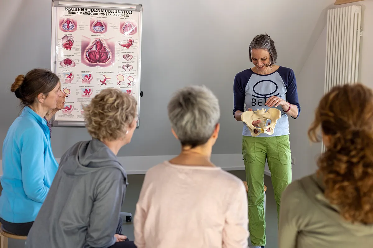 Cordula Haselwander die Ihren Kundinnen den Beckenboden anhand eines Modell