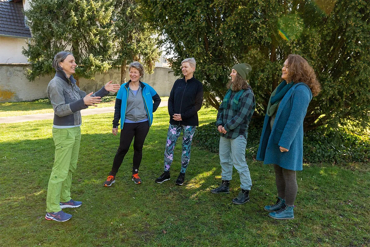 Cordula Haselwander im Gespräch mit vier Kundinnen